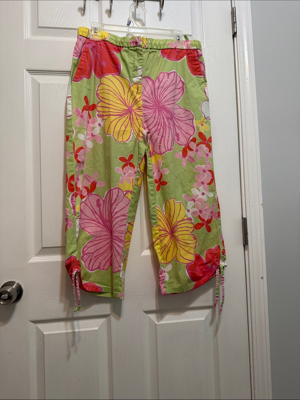 Vintage Lilly Pulitzer Green Floral Capris with Pink & Yellow Blooms